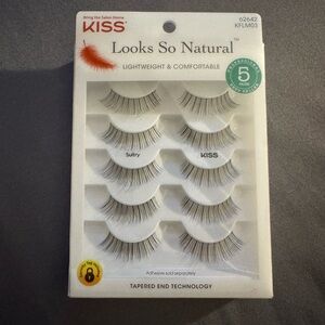 NIB Kiss Natural Effect Eyelashes - Black